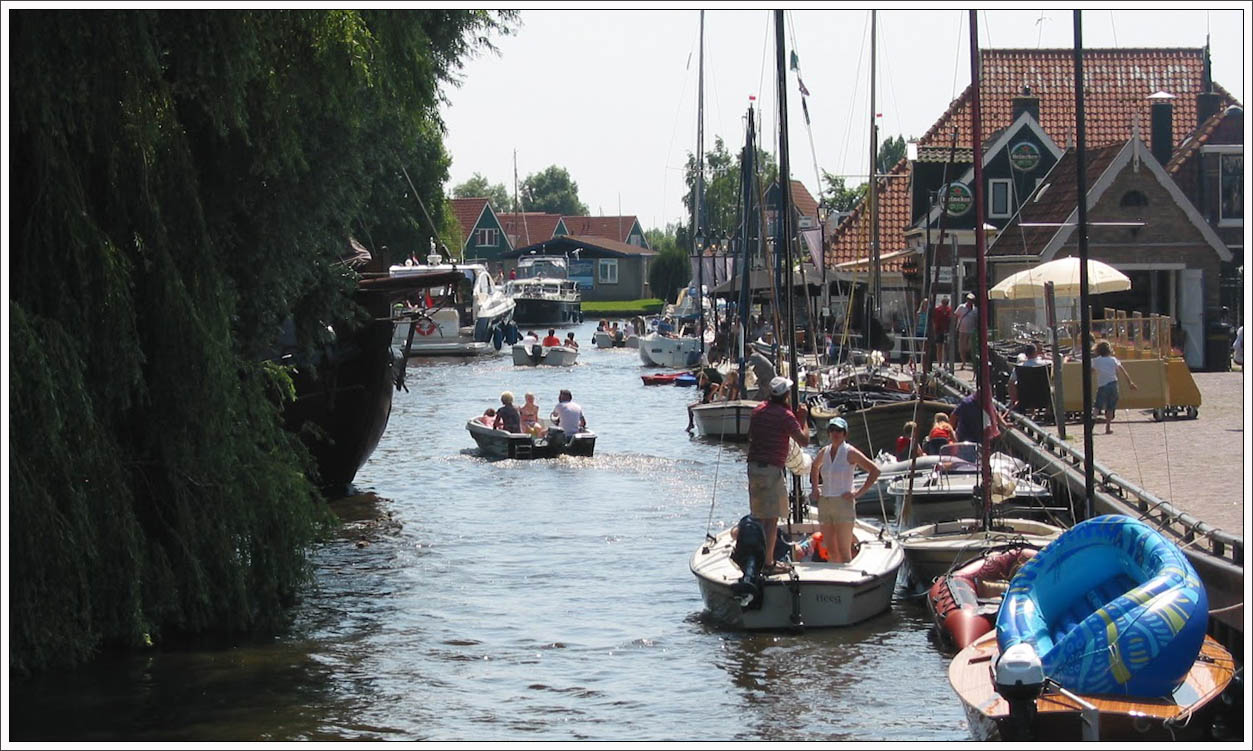 Het unieke watersportdorp Heeg (omringd door diverse meren en poelen) biedt haar gasten talloze mogelijkheden. 