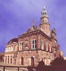 Bolsward durfte bereits um das Jahr 1020 eigene M&uuml;nzen pr&auml;gen und erhielt 1455 die Stadtrechte. Das historische Zentrum weist zahlreiche Baudenkm&auml;ler auf. Bolsward wurde auch schon fr&uuml;h Mitglied der Hanse und geh&ouml;rt den ber&uuml;hmten friesischen Elfsteden (Elfst&auml;dte) an. Mit dem Boot kann man beinahe bis in die Stadtmitte gelangen. Zwei kleinere Kan&auml;le f&uuml;hren nach Harlingen (Harlingervaart) und nach Leeuwarden (Bolswarder Trekvaart). Beide Wasserwege eignen sich jedoch nur f&uuml;r Boote mit einer Durchfahrtsh&ouml;he von 2,4 m und einem Tiefgang von &plusmn; 1,2 m. Die Stadt bietet gute Einkaufsm&ouml;glichkeiten und hat auch einige Restaurants