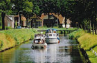 Na de aanleg van de Compagnonsvaart in 19e eeuw, ontwikkelde Oosterwolde zich tot centrum van de gemeente Ooststellingwerf, waarvan het sedert 1886 de hoofdplaats is. Brinken en essen herinneren aan de Drentse oorsprong. In de omgeving zijn talrijke overblijfselen gevonden uit het "Stenen Tijdperk" en urnenveldjes vertellen van de tijd voor en omstreeks de jaartelling. Oosterwolde ligt op korte afstand van Appelscha en is aan alle zijden omringd door prachtig natuurgebied, met veel weids groen, uitgestrekte bossen en heidevelden, die uitnodigen om te voet of per fiets te worden verkend