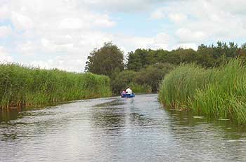 Ossenzijl verdankt seinen Namen der Familie Osse. Diese erhielt die Erlaubnis eine Schleuse (Zijl) zu bauen und Z&ouml;lle zu erheben. Inzwischen gibt es diese Schleuse nicht mehr. Allein der so genannte Kolk bei der Br&uuml;cke erinnert noch daran. Der kleine Ort verf&uuml;gt &uuml;ber eine ausgezeichnete Infrastruktur f&uuml;r den Wassersport. Au&szlig;erdem ist Ossenzijl Ausgangspunkt f&uuml;r einzigartige Bootstouren. Skipper von Motorjachten sch&auml;tzen denn auch die romantische Route &uuml;ber die Kalenbergergracht