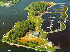 Veel Sneekweekevenementen spelen zich af op of rond het Starteiland. Het Starteiland is een eiland in het Sneekermeer. Officieel heet het Kolmeersland, maar omdat de Starttoren er staat vanwaar het startsein voor vele zeilwedstrijden wordt gegeven, is het eilandje langzamerhand bekend geworden onder de naam Starteiland. Om op het Starteiland te komen, moet u eerst naar het Paviljoen aan de oever van het Sneekermeer. Dat ligt op ongeveer 5 kilometer afstand van Sneek. U kunt vanuit Sneek op verschillende manieren bij het Sneekermeer komen