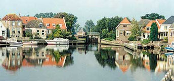 Am 1. Januar 2001 hat Zwartsluis seine Selbständigkeit verloren. Zusammen mit Hasselt und Genemuiden bildet der an der Mündung des Meppelerdieps gelegene Ort die Gemeinde Zwartewaterland. Trotzdem ist Zwartsluis ein wichtiger Dreh- und Angelpunkt für die Schifffahrt geblieben, denn zahlreiche Binnenschiffe und über 1200 Freizeitboote sind hier beheimatet