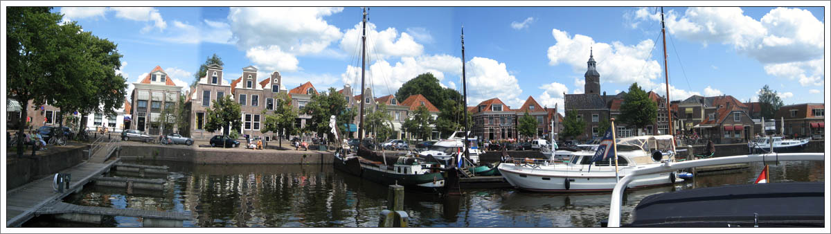 Welkom in het voormalige Zuiderzeestadje Blokzijl, nu gelegen aan de weg van Emmeloord naar Steenwijk, op de grens van de Noordoostpolder. Graag vertellen wij hier in 't kort iets over het verleden en het heden. Oorspronkelijk was Blokzijl een uitvoerhaven van, voornamelijk, turf. Deze brandstof werd gewonnen in de achterlanden, die nu het Nationaal Park ''De Weerribben'' en Natuurreservaat ''De Wieden'' vormen. De naam is afgeleid van Blok(huys) bij een Zijl (Sluis, Verlaat, Sas