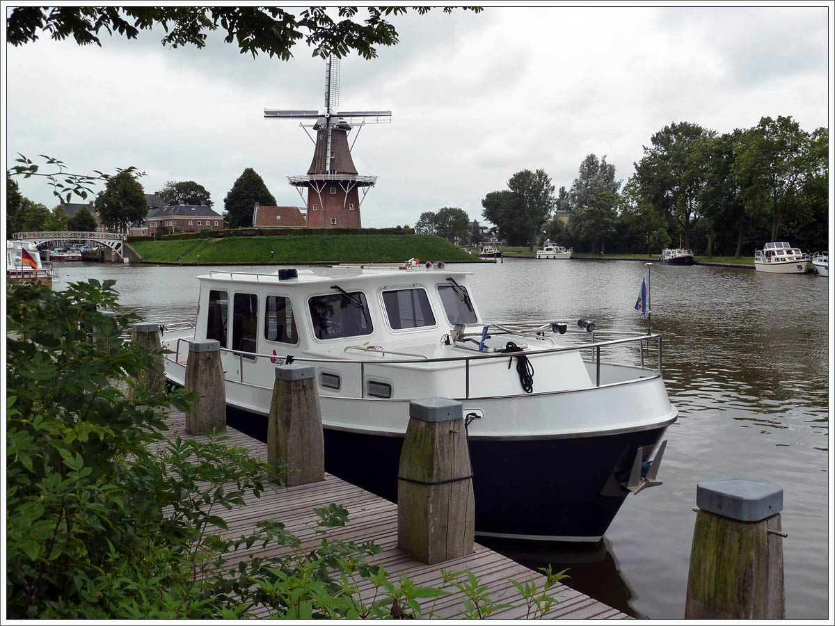 Simmerskip 950 OK, AALTJE in Dokkum, op de achtergrond het Bolwerk.