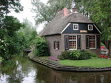 Omstreeks 1230 is Giethoorn gesticht door vluchtelingen, die uit gebieden rond de Middellandse Zee kwamen. De eerste bewoners vonden hier massa's horens van wilde geiten, die waarschijnlijk in 1170 tijdens de St. Elisabethsvloed waren omgekomen. Zij noemden hun nederzetting Geytenhoren. Later is deze naam verbasterd in Geythorn, wat nog later Giethoorn werd