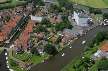 Het kleinste stadje van Friesland was in de 16e eeuw een echte vestingstad. Sloten was onneembaar. De stad had een omwalling (door Menno van Coehoorn gemoderniseerd in 1672), vijf bastions, twee landpoorten en twee waterpoorten. Sloten is ontstaan op een kruispunt van belangrijke land- en waterwegen. Door deze ligging beleefde Sloten in de 17e en 18e eeuw zijn grootste bloei. Alle schepen die de stad passeerden moesten tol betalen